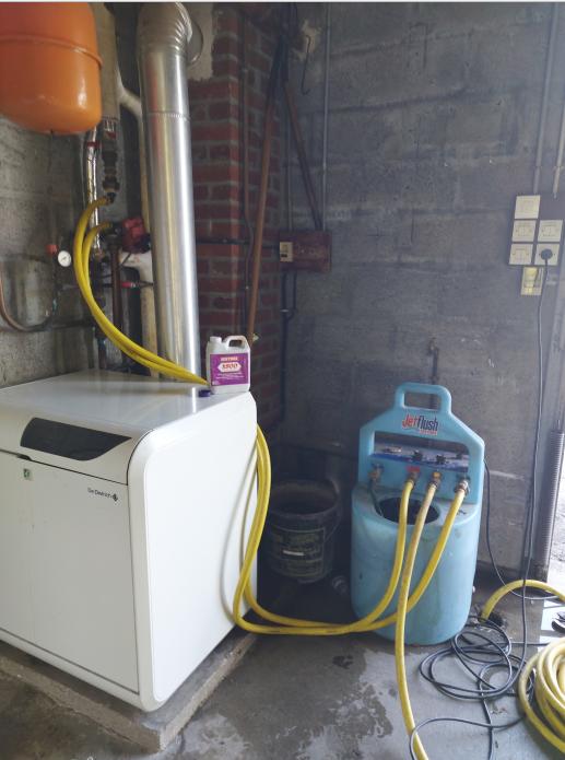 Technicien qualifié effectuant la maintenance et la vidange complète d'une installation de chauffage à Saint-Amand-les-Eaux.