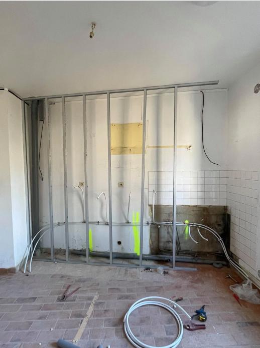 Lancement des travaux de construction de douches dans la ville de Douai. Deux conformes avec marches antidérapantes.