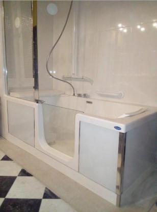 Installation de baignoire à Saint-Amand-les-Eaux : Confiez-nous vos clés Baignoire pratique et élégante installée à Saint-Amand-les-Eaux par Saniserve