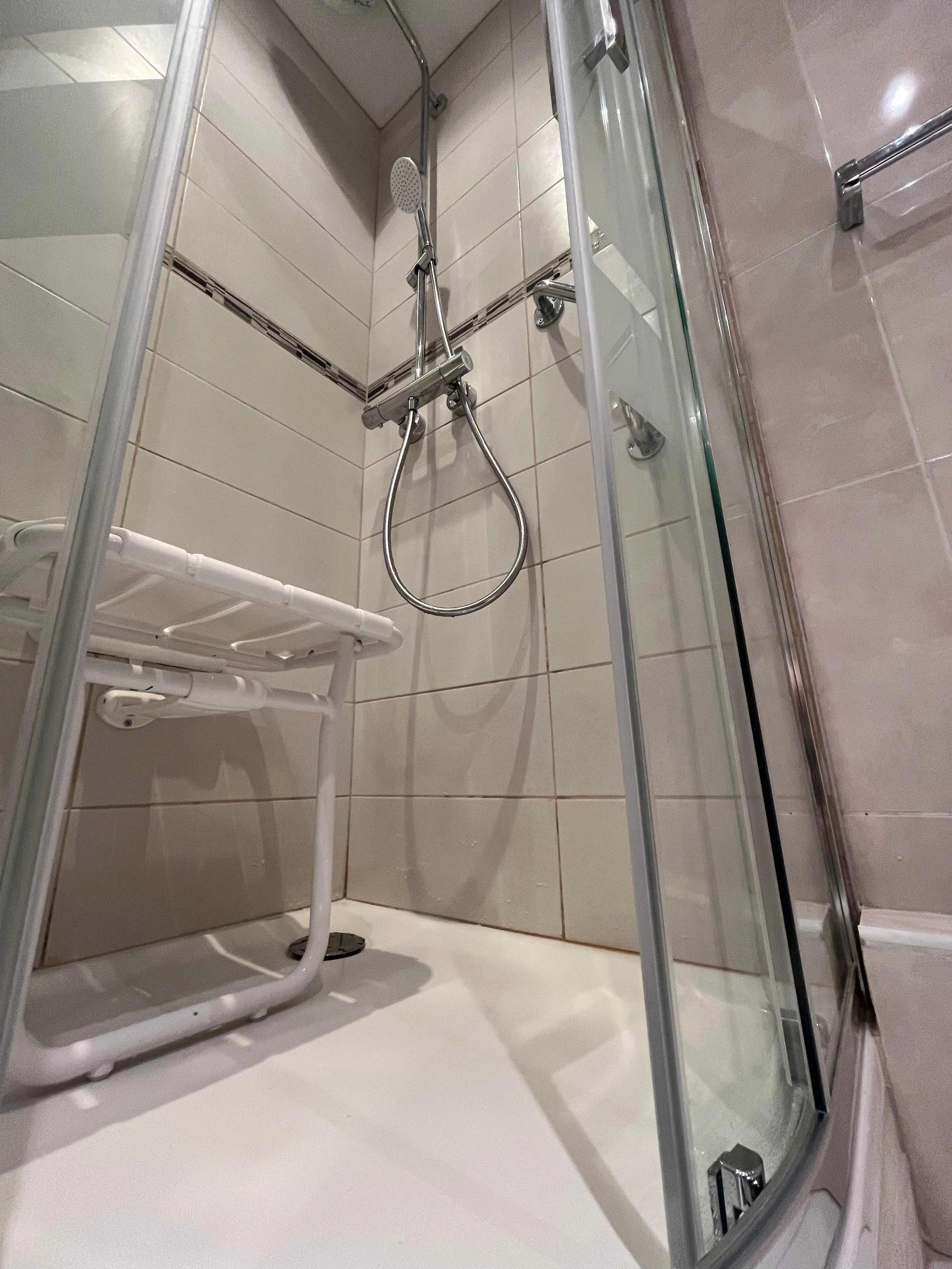 Cabine de douche hydromassante