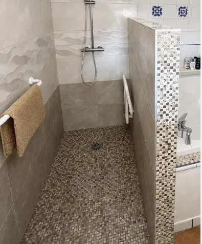 Douche à l'italienne carrelée moderne