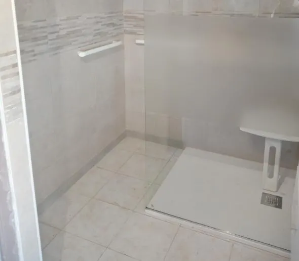 Douche PMR accessible plain-pied