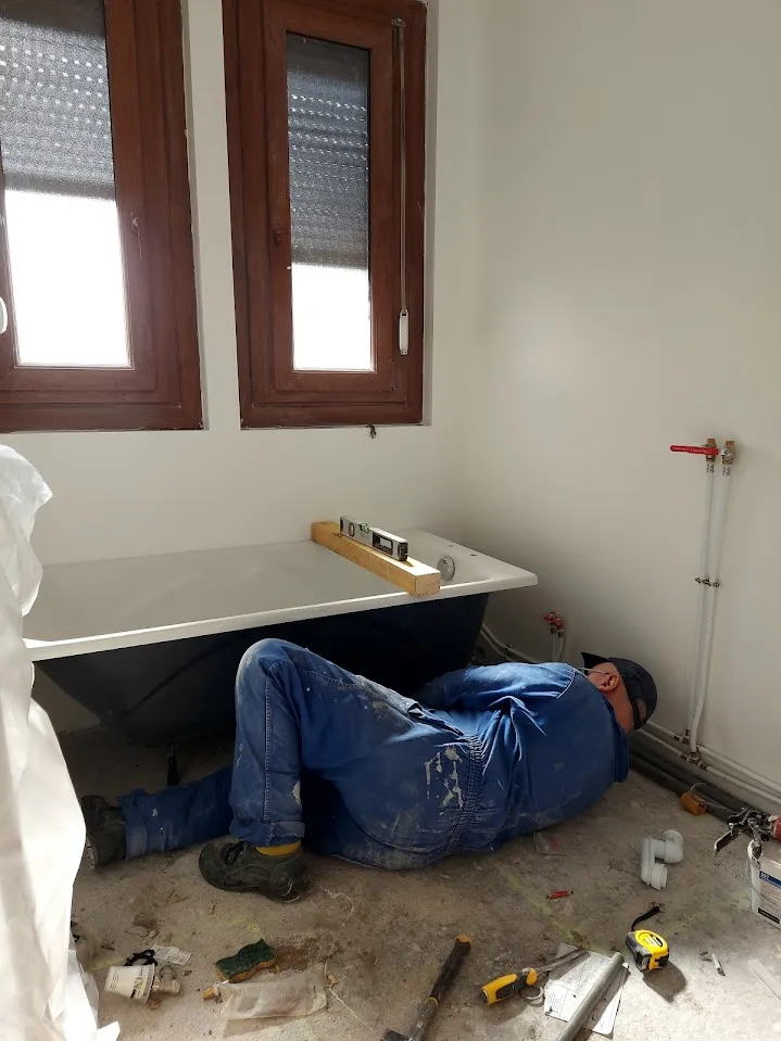 Plombier Saniserve installant une douche