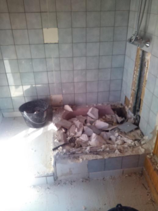 Destruction complète d'une douche du sol au plafond dans la ville d'Hasnon pour récréer une douche moderne et facile d'accès