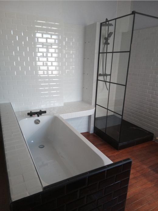 Salle de bain complètement rénovée à St Saulve avec avec la touche professionnelle de Saniserve à St Amand les Eaux