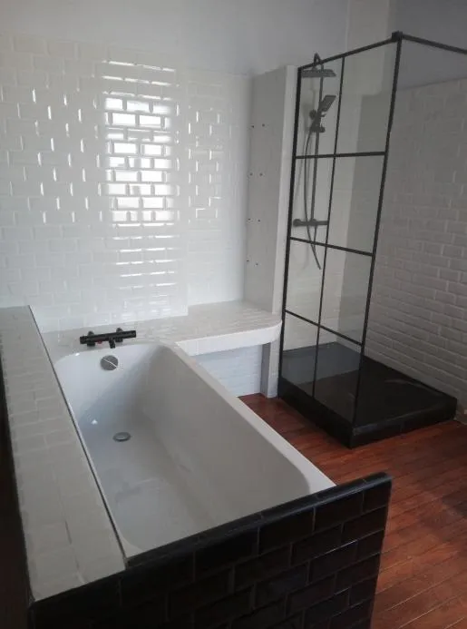 Rénovation de salle de bain réalisée par Saniserve
